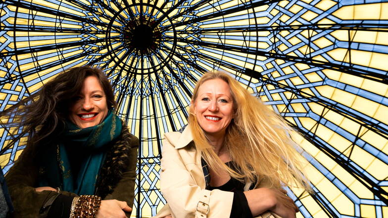Doreen Seidowski-Faust (links) und Anne Dietrich unter der Kuppel der Yenidze.