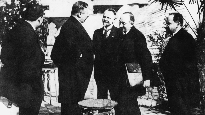 1922 unterzeichneten Reichskanzler Joseph Wirth (2. v. l.) und Vertreter der sowjetrussischen Seite den Vertrag von Rapalllo, der die beiden Außenseiter-Nationen Europas eng aneinander band.