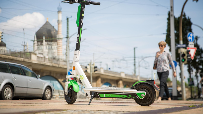 Ein E-Roller von Lime auf der Könneritzstraße in Dresden.