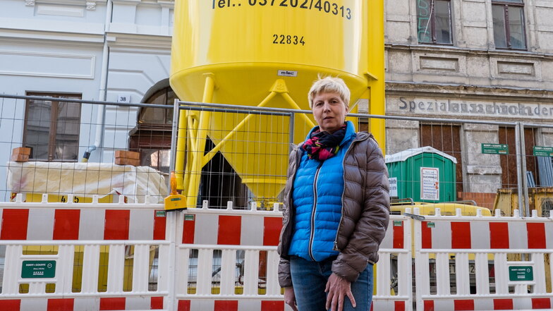 Katrin Illichmann, Sekretärin der Baufirma Biehain Bau, steht vor den Häusern Jauernicker Straße 38 und 39 in Görlitz. Die Firma saniert beide Gebäude.