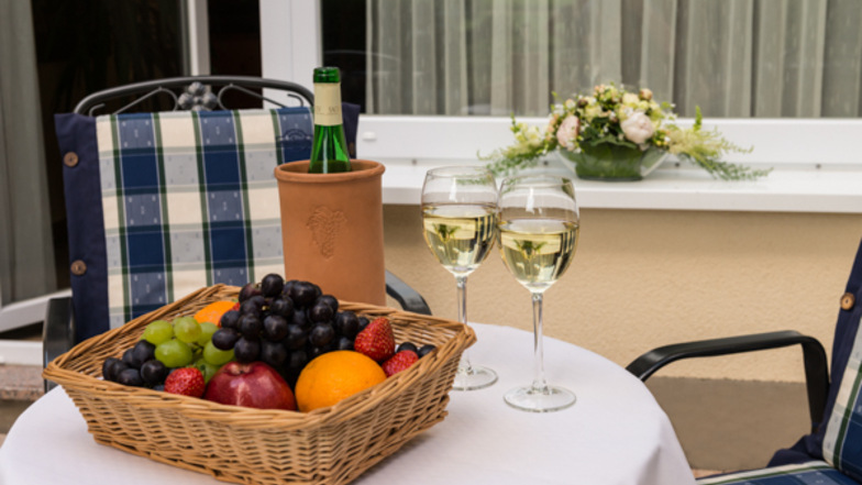 Wein und frisches Obst im Hotel "Knorre" auf dem Balkon direkt am Doppelzimmer.