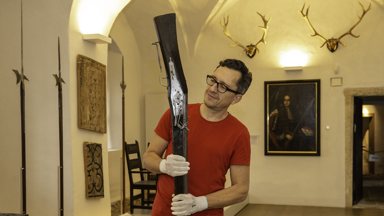 Gut geschützt vor Kunstdieben? David Adam mit einer Schweren Hakenbüchse aus dem 17. Jahrhundert auf der Festung Königstein.