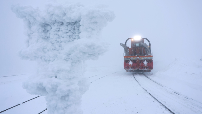 Eine Schneefräse der Harzer Schmalspurbahnen GmbH steht im Gleis am Brockenbahnhof. Starker Wind und Schnee haben den Zugverkehr zum Brocken zum Erliegen gebracht.