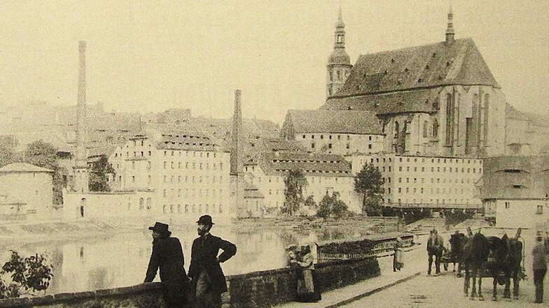 Der vordere Mann beim Blick von der Prager Straße über die Neiße ist der Fotograf Robert Scholz. 1885 ließ er diese Aufnahme anfertigen.