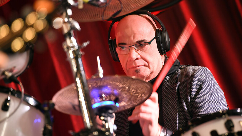 Schlagzeuger Klaus Selmke der Band City sitzt auf der Bühne am Schlagzeug.