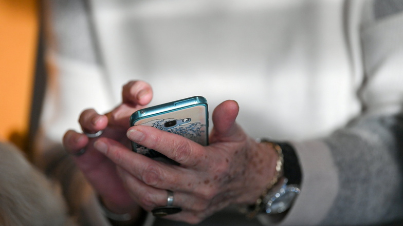 Durch die Corona-Pandemie haben Smartphone und Computer für viele Menschen an Bedeutung gewonnen. Die Bautzener Malteser bieten Senioren jetzt Unterstützung im Umgang mit der Technik an.