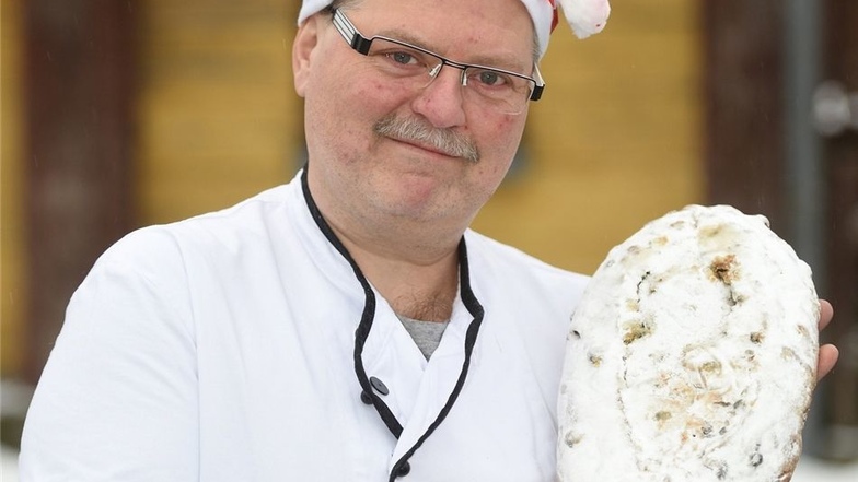 Unsere Bäckerei Becke aus Ebersbach spendet seit elf Jahren den Stollen für den Ruprechtmarkt. Auch vorher schon haben wir für Weihnachtsmärkte in Neugersdorf dieses Weihnachtsgebäck bereitgestellt. Der längste Stollen, den wir jemals hatten, war acht Met