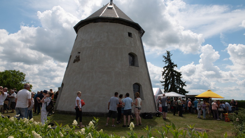 Familie Jacob gehört die Weßnitzer Windmühle. Sie hat sie extra für die zahlreichen Besucher geputzt.