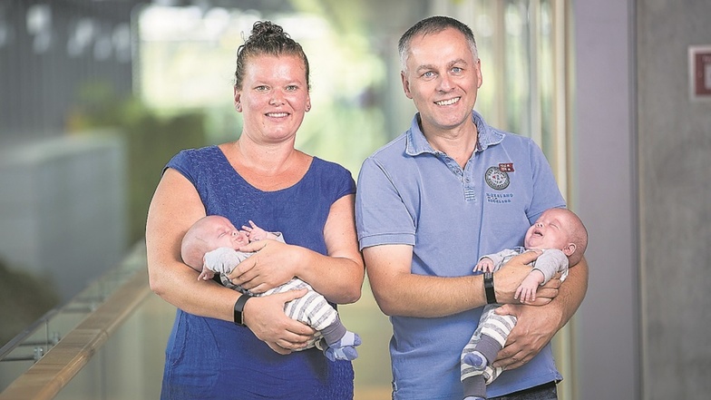 Das Foto entstand im August, rund zwei Monate nach der Geburt. Die Zwillinge von Kathleen Roll und Thomas Erler mussten im Mutterleib per Laserstrahl getrennt werden.