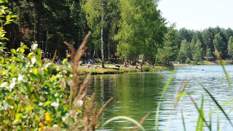 Aus diesem See in Niesendorf wurde der Tote am Freitag geborgen.