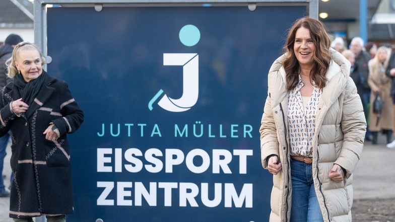 Gaby Seyfert (links) und Katarina Witt enthüllen das Schild für das Jutta-Müller-Eissportzentrum in Chemnitz.