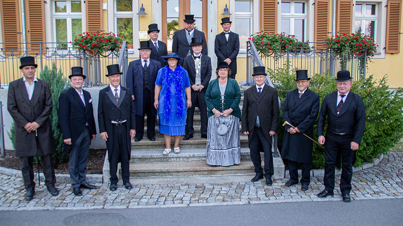 Das ist ein Erinnerungsfoto 100 Jahre nach dem Erwerb des Rittergutes. Die Bernsdorfer Stadträte positionierten sich in etwa so, wie ihre Vorgänger vor genau 100 Jahren.