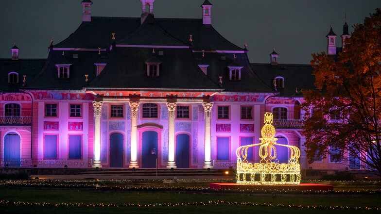 Der Christmas Garden Pillnitz setzt die Gebäude im Park leuchtend in Szene.