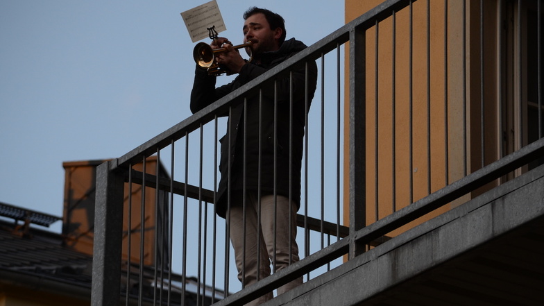 Toni Fehse am vergangenen Sonntag beim Mini-Konzert vom Balkon seiner Dresdner Wohnung aus.