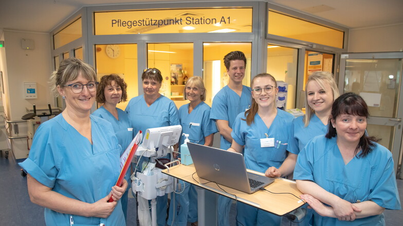 Das Bild zeigt Stationsleiterin Ute Pietsch (links) mit ihrem Team von der Station A1 für Unfallchirurgie und Orthopädie im Klinikum Görlitz.