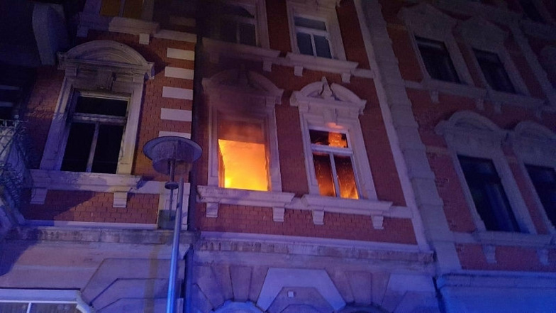 Gestern Abend musste die Feuerwehr in Meißen ausrücken: Es brannte eine Wohnung im ersten Stock am Wilhelm-Walkhoff-Platz. Eine Person wurde dabei gerettet.