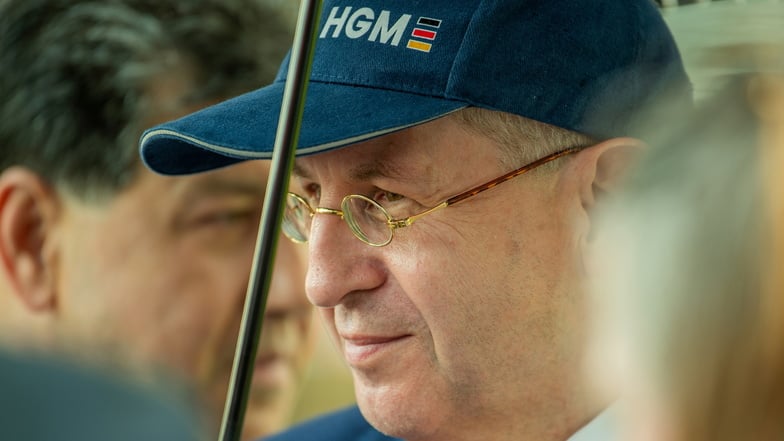 Wenn Ex-Verfassungsschutzchef Hans-Georg Maaßen das Basecap mit seinen Initialen aufsetzt, ist Wahlkampf – wie hier kürzlich in Chemnitz.