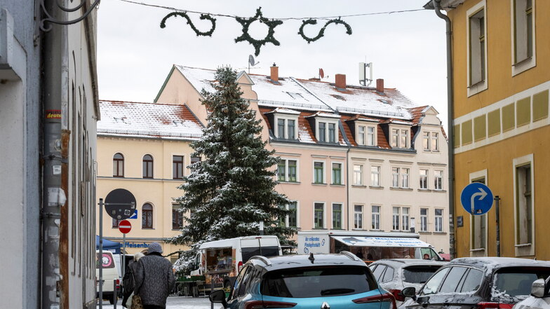 Der Weihnachtsbaum auf dem Radeburger Marktplatz ist ein ganz großer.