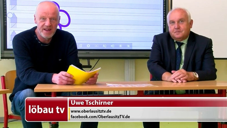 Moderator Uwe Tschirner (links) hat mit OB Dietmar Buchholz für die August-Ausgabe in der Grundschule Kittlitz Platz genommen.