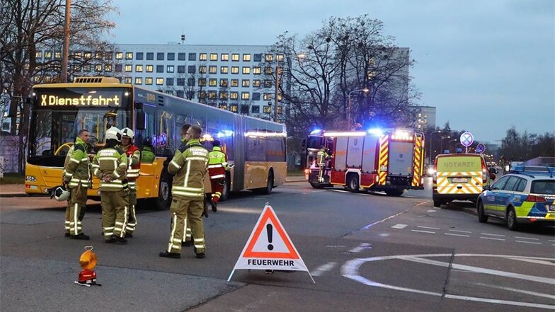 Bei der Gefahrenbremsung eines Linienbusses der DVB sind am Dienstagmorgen sieben Menschen verletzt worden.