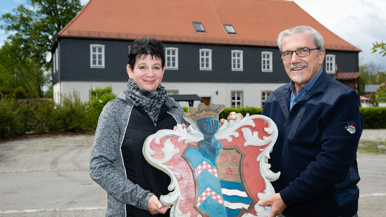 Jeanette Glebe von der Initiative Rittergut und Erhard Dietmar Lenz zeigen das Rittergutswappen aus der Putzkauer Kirche. Es hing an der Loge, die den Herrschaften im Gotteshaus vorbehalten war. Die Kirchgemeinde stellt das Wappen für die Ausstellung zur