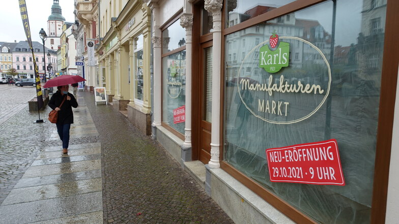 Das Karls-Logo prangt schon an den Schaufensters des Ladens am Döbelner Obermarkt.