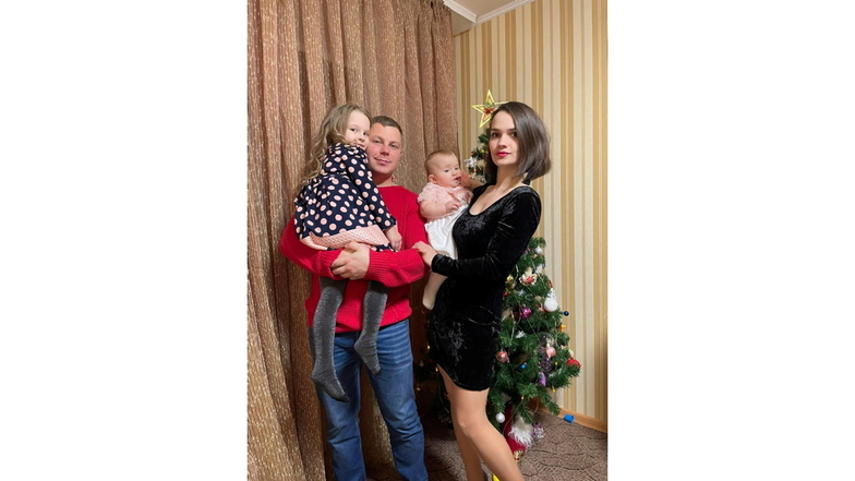 Iryna Chernychka zeigt Fotos von der Familie als noch alles in Ordnung war.