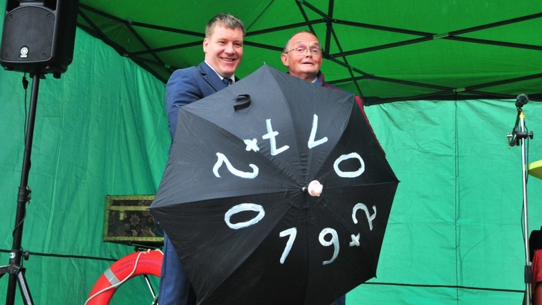 OB Sven Mißbach gab einen Schirm zurück an Uwe Hanneck vom Badverein.