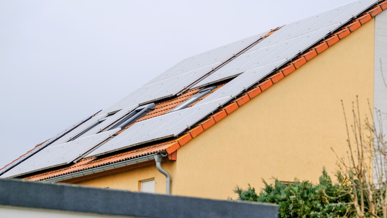 Trotz der Dachfenster ist bei diesem Radebeuler Satteldach mehr Platz für Solar.
