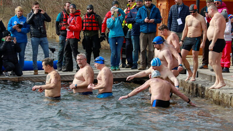 Hier gehen bei den ersten Winterschwimm-Meisterschaft des Bezirks Liberec die Männer auf die 250 Meter lange Strecke.