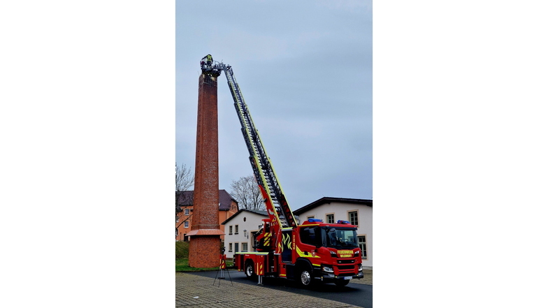 Die Wilsdruffer Feuerwehr hat am Wochenende wieder das Netz am historischen Lokschuppen gesäubert.