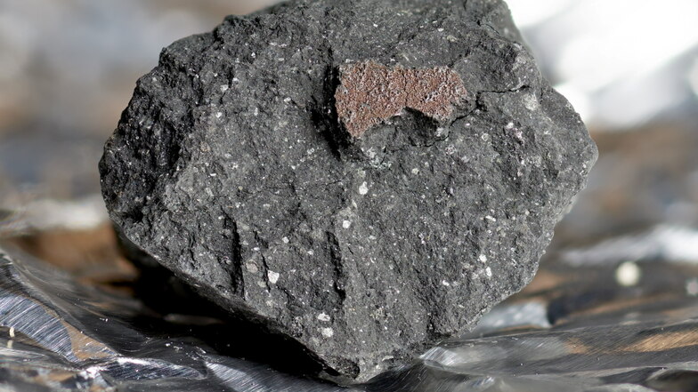 Dieses Foto zeigt das Fragment eines Meteoriten, der wahrscheinlich als Winchcombe-Meteorit bekannt ist.