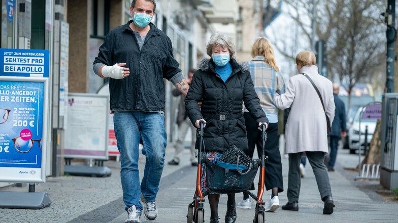 Menschen mit Mundschutz: In Deutschland ist dieser Anblick noch selten, doch in Tschechien kommt man seit Donnerstag ohne schon gar nicht mehr in öffentliche Verkehrsmittel.