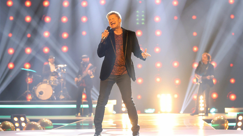 Sänger Hartmut Engler von der Band Pur steht während der Fernsehgala "Goldene Henne" auf der Bühne. 