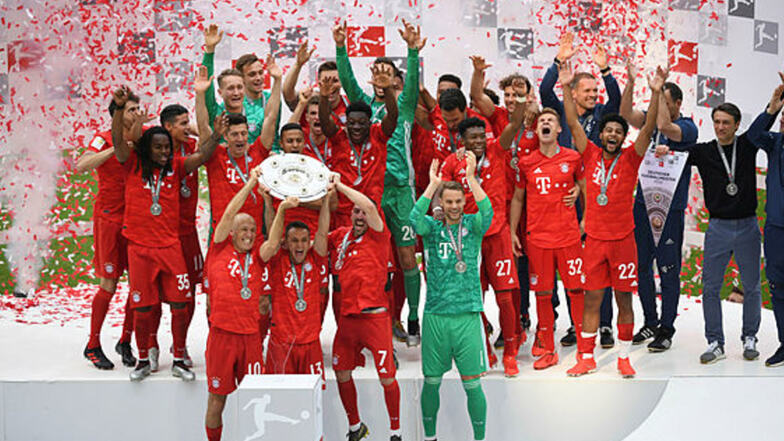 Die Hände zum Himmel - und die Schale auch. Die Bayern feiern den Titel.
