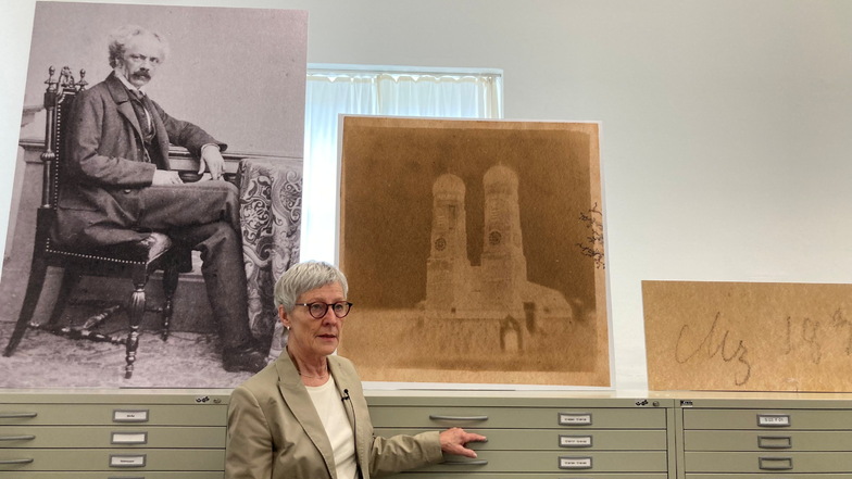 Forscherin Cornelia Kemp steht im Deutschen Museum in München vor einer vergrößerten Version des wohl ältesten Fotos Deutschlands.
