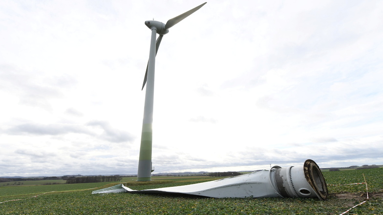 Das Rotorblatt des havarierten Windrades ist 33 Meter lang und wiegt 6,5 Tonnen.