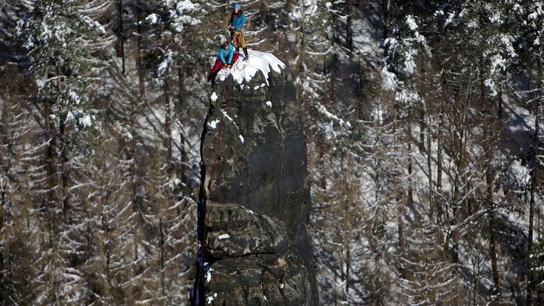 Klettern im Winter: Doreen Steudtner-Krause aus Pirna und Elisa Thar aus Porschendorf (stehend) auf der Heringsgrundnadel in der Sächsischen Schweiz.