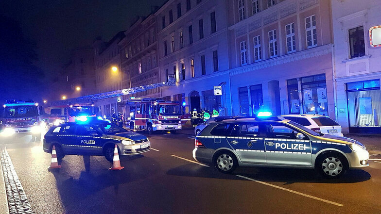 Die Polizei hatte den Demianiplatz zwischen Luisenstraße und Bautzener Straße abgesperrt.