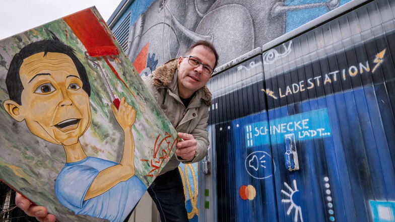 Graffiti-Künstler Frank Schäfer steht mit einem Selbstbildnis an einem von ihm gestalteten Trafohaus in der Döbelner Innenstadt.