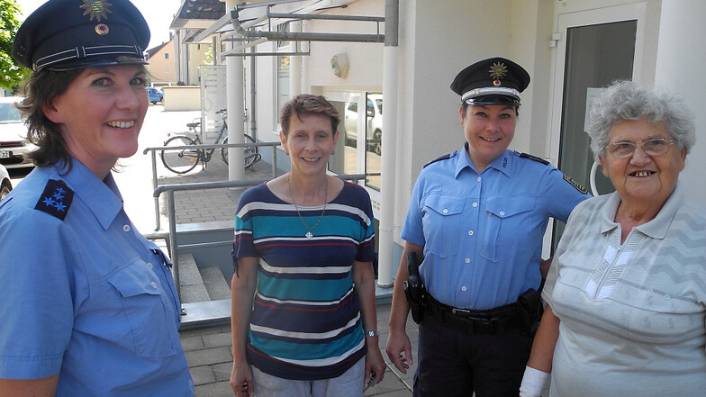 Bürgerpolizistinnen im Gespräch mit Wittichenauer Bürgerinnen