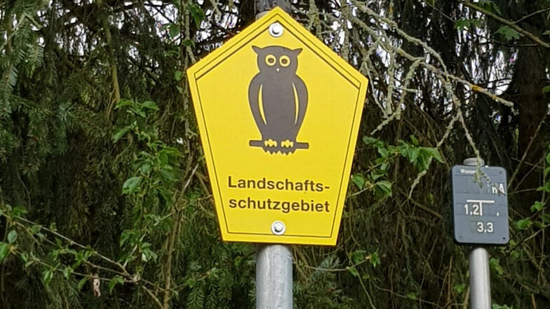 Neue Schilder wurden jetzt in Roßwein an der Grenze zur ehemaligen Deponie an der Wannesiedlung sowie an der Glasschleife aufgestellt. Sie weisen auf besonders schützenswerte Regionen hin.