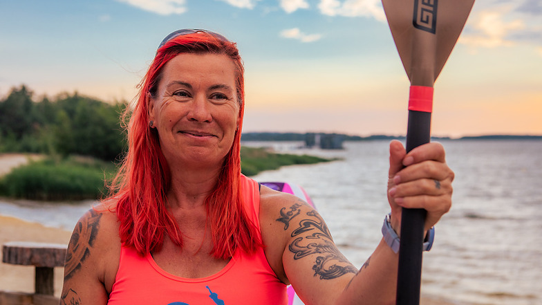 Angela Leonhardt ist regelmäßig auf dem Geierswalder See. Sie ist ausgebildete Woga-Lehrerin und gibt dort Yoga-Kurse, die auf Stand Up Paddling-Boards – also auf dem Wassser – abgehalten werden. Die Teilnehmer können die Sups mitbringen oder leihen. Das 