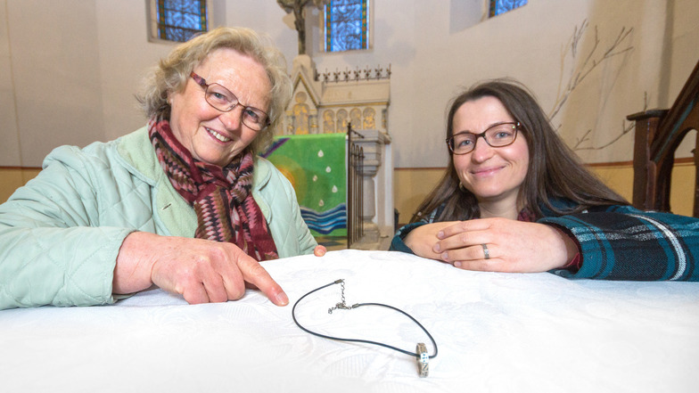 Eva Simon (l.) und Anne Zaulig sind stolze Trägerinnen des magischen Paußnitzer Ringes.