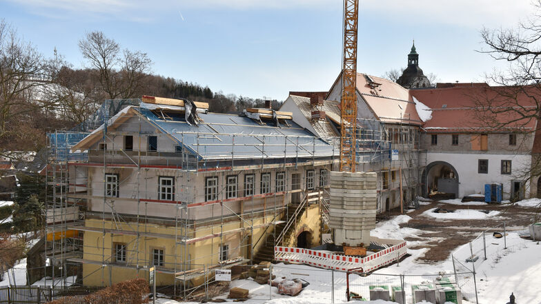 Vier Gebäude vom ehemaligen Wirtschaftshof von Schloss Lauenstein werden saniert. Die Bausubstanz kann gerettet werden. Aber im Innenausbau gibt es Abstriche.