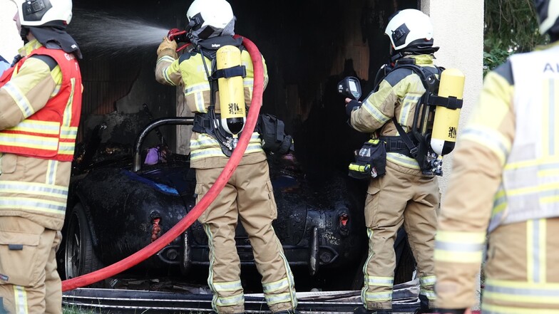 Sportwagen wird bei Brand in Dresden zerstört