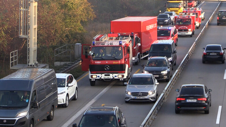 Feuerwehrfahrzeuge schlängeln sich durch den Stau auf der A9 nördlich von Leipzig. Erst nach über eine Stunde kommen sie zur Unfallstelle.