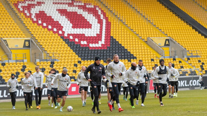 28 Spieler trainierten am Freitag bei Dynamos Start in die Winter-Vorbereitung.