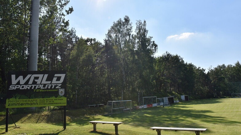 Waldsportplatz, das lässt sich in Seifersdorf zweideutig verstehen. Der Fußballplatz liegt nicht nur am Wald, sondern ist auf dem Papier auch Wald, zumindest gehört er dem Forst, noch.