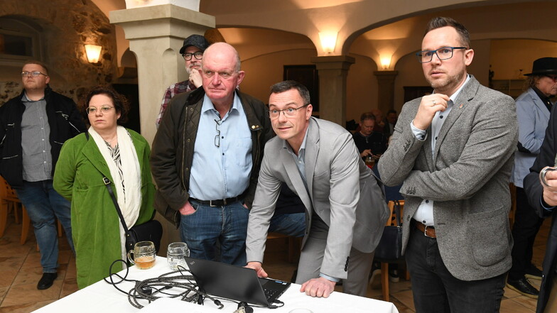 Die Beigeordnete Kati Kade, CDU-Kreischef Peter Darmstadt, Bürgermeister Ralf Rother und der Beigeordneter Carsten Hahn (v.l.) schauen gebannt auf den Eingang neuer Zahlen.